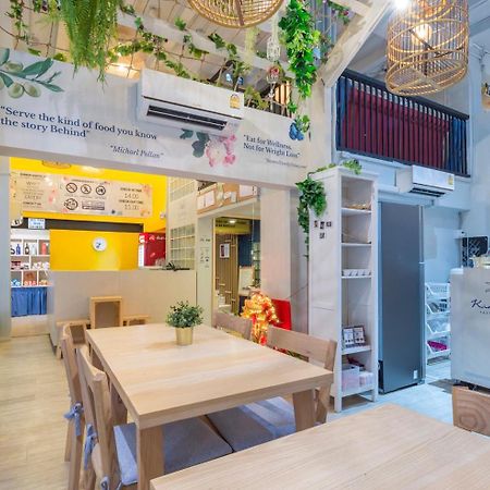 Kinnon Deluxe Hostel Coworking Cafe Bangkok Bagian luar foto