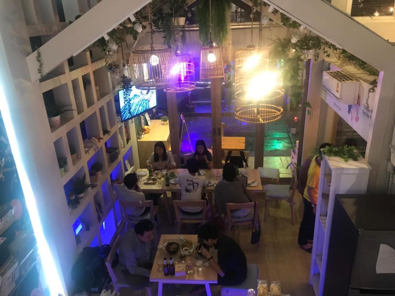 Kinnon Deluxe Hostel Coworking Cafe Bangkok Bagian luar foto