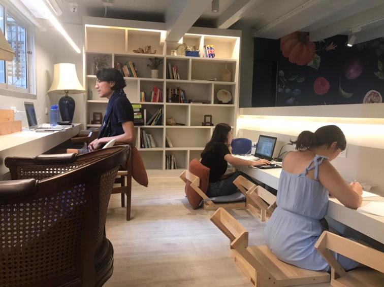 Kinnon Deluxe Hostel Coworking Cafe Bangkok Bagian luar foto