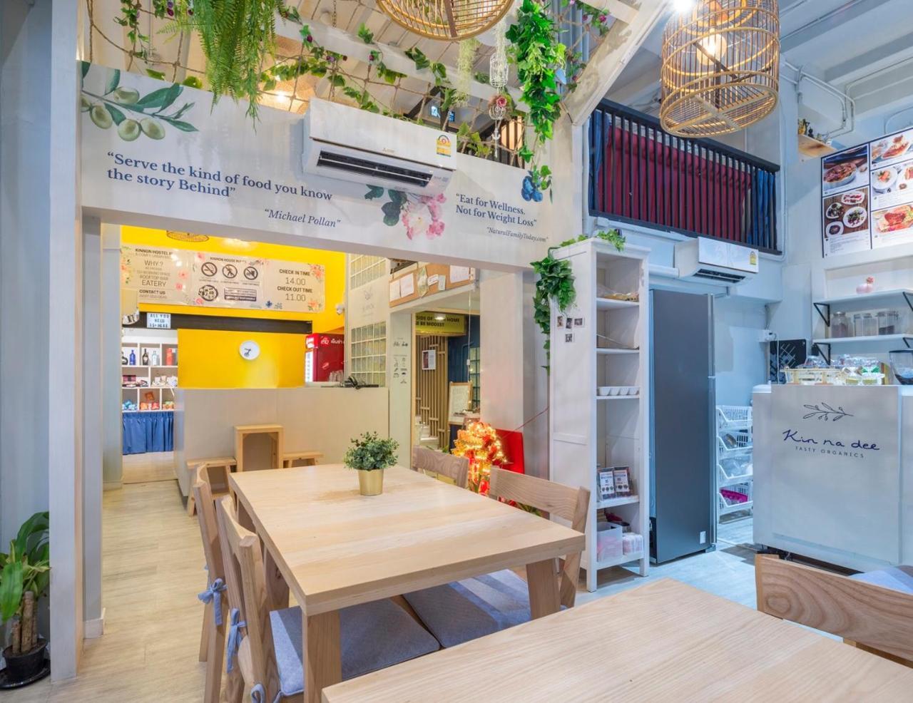 Kinnon Deluxe Hostel Coworking Cafe Bangkok Bagian luar foto